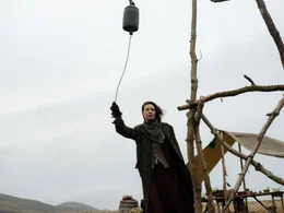 Vienna Crawford (Joanne Whalley) schl&auml;gt Alarm, als sie &uuml;berfallen werden.