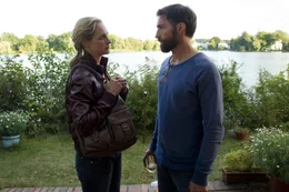 Annette hat Michael nach dem Mauerfall vergeblich  gesucht, jetzt sehen sie sich wieder (Sophie von Kessel, Benjamin Sadler)