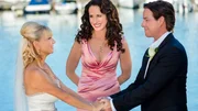 Cedar Cove - Das Gesetz des Herzens, Abschied und Neuanfang, Staffel 3, Episode 12. Trauzeugin: Teryl Rothery als Grace Sherman, Andie MacDowell als Olivia Lockhart, Sebastian Spence als Cliff
