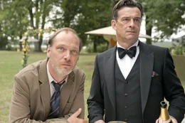 Lutz (Martin Brambach, l.) und Robert (Thomas Sarbacher, r.) sind sich einig: Um eine Hochzeit zu feiern, braucht man nicht unbedingt ein Brautpaar!