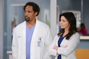 Warten am Bett eines Patienten: Jason George als Dr. Ben Warren, Caterina Scorsone als Dr. Amelia Shepherd Warten am Bett eines Patienten: Jason George als Dr. Ben Warren, Caterina Scorsone als Dr. Amelia Shepherd