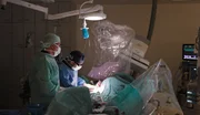 Konzentrierter Eingriff: Im OP führt ein Team eine Operation unter sterilen Bedingungen durch Konzentrierter Eingriff: Im OP führt ein Team eine Operation unter sterilen Bedingungen durch