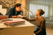 Alicia Meinhardt (Sophie von Kessel, r.) spielt nach ihrem Unfall das erste Mal wieder Klavier, als ihr Sohn Marius Meinhardt (Klaus Steinbacher, l.) dazukommt. Alicia Meinhardt (Sophie von Kessel, r.) spielt nach ihrem Unfall das erste Mal wieder Klavier, als ihr Sohn Marius Meinhardt (Klaus Steinbacher, l.) dazukommt.