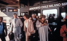 Paul Winkelmann (Loriot, 2.v.l.) nimmt Margarethe Tietze (Evelyn Hamann, 3.v.l.) mit auf eine Gesch&auml;ftsreise nach Italien.