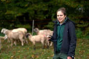 Tierärztin Dr. Saskia Neubert verstärkt die Großtierpraxis im Schwarzwald. Ihr Spezialgebiet sind kleine Wiederkäuer, wie zum Beispiel Schafe. Tierärztin Dr. Saskia Neubert verstärkt die Großtierpraxis im Schwarzwald. Ihr Spezialgebiet sind kleine Wiederkäuer, wie zum Beispiel Schafe.
