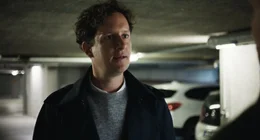 Nach einem Angriff blickt S&ouml;ren (Moritz Treuenfels) Tobias entgeistert an.
