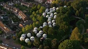 Inmitten einer Wohnsiedlung der niederländischen Stadt 's-Hertogenbosch stehen ungewöhnliche Kugelbauten. Inmitten einer Wohnsiedlung der niederländischen Stadt 's-Hertogenbosch stehen ungewöhnliche Kugelbauten.