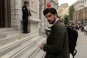 Mehmet (Ethan Kai) auf dem Weg zu seinem neuen Arbeitsplatz, einem großen Polizeirevier Istanbuls Mehmet (Ethan Kai) auf dem Weg zu seinem neuen Arbeitsplatz, einem großen Polizeirevier Istanbuls