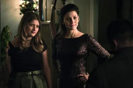L-R: Ella (Lilli Schweiger), Hanna (Christina Hecke).