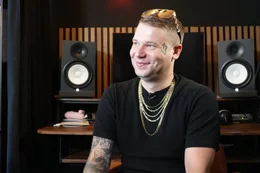 Der Musiker Schillah (Nico Klinger) erreicht mit seinen Texten &uuml;ber Heimat, Identit&auml;t und psychische Probleme derzeit Millionen von Jugendlichen.
