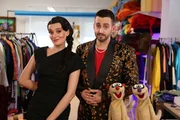 Jan und Henry treffen einen Modedesigner (Marti Fischer) und sein Model (Lara Morar). Jan und Henry treffen einen Modedesigner (Marti Fischer) und sein Model (Lara Morar).