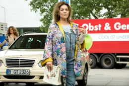 Lilo (Hannelore Elsner, r.) m&ouml;chte nicht im Krankenhaus sterben und fasst spontan einen Entschluss, der auch das Leben ihrer Tochter ver&auml;ndern wird. (hier mit Marie B&auml;umer, li.)