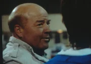 Pete Thornton (Dana Elcar, l.) überträgt MacGyver (Richard Dean Anderson, r.) eine neue Aufgabe: Er soll einen gewissen Simmons aufspüren ... Pete Thornton (Dana Elcar, l.) überträgt MacGyver (Richard Dean Anderson, r.) eine neue Aufgabe: Er soll einen gewissen Simmons aufspüren ...