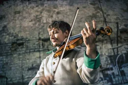 Ladislav Prokop (V&aacute;clav Holinka) spielt seinen Kameraden auf der Geige den "Radetzky-Marsch", w&auml;hrend sie in der kroatischen Hafenstadt Zadar auf den Marschbefehl Richtung B&ouml;hmen warten. (Spielszene)