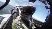Ein Pilot in einem Flugzeug Ein Pilot in einem Flugzeug