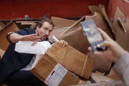 Georg Sommer (Jan Krauter) wird von Sara (Claudia Wiedemer) dabei erwischt, wie er im Altpapiercontainer Quittungen f&uuml;r die Abrechnung der Kita sammelt.