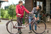 Albert (Alessio Hirschkorn, re.) und Sebastian (Dominik Stricker) legen letzte Hand an bei der Restauration des zweiten Oldtimer-Fahrrades. Albert (Alessio Hirschkorn, re.) und Sebastian (Dominik Stricker) legen letzte Hand an bei der Restauration des zweiten Oldtimer-Fahrrades.