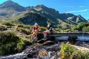 v.li.: Tamara Steiner und Carina Schrempf beim Trailrunning beim Unterer Giglachsee während des Drehs für die ServusTV-Serie „Bergwelten“ am 4. September 2023, Schladming, Steiermark, Österreich v.li.: Tamara Steiner und Carina Schrempf beim Trailrunning beim Unterer Giglachsee während des Drehs für die ServusTV-Serie „Bergwelten“ am 4. September 2023, Schladming, Steiermark, Österreich