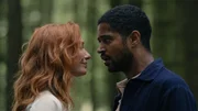 Alfred Enoch als Pete und Eleanor Tomlinson als Evie
