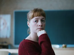 Carla Nowak (Leonie Benesch).