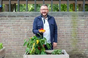 Besseresser Sebastian Lege ist zu Besuch in der Wilhelm-Lehmbruck-Schule in Dorsten und bestaunt die Hochbeete, die die Schülerinnen und Schüler einige Wochen zuvor bei ihrem gemeinsamen Schulgarten-Projekt bepflanzt haben. Sie können schon bald ihr eigenes Gemüse ernten. Besseresser Sebastian Lege ist zu Besuch in der Wilhelm-Lehmbruck-Schule in Dorsten und bestaunt die Hochbeete, die die Schülerinnen und Schüler einige Wochen zuvor bei ihrem gemeinsamen Schulgarten-Projekt bepflanzt haben. Sie können schon bald ihr eigenes Gemüse ernten.