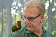 Jeden Morgen um 8 Uhr startet Reviertierpfleger J&ouml;rg Ulbricht (Foto) seine Runde durch das 5.200 Quadratmeter gro&szlig;e Vogelhaus des Zoos. Rund 500 V&ouml;gel aus 230 Gattungen hat J&ouml;rg Ulbricht unter seinen Fittichen. Auf seiner Morgenrunde versucht der Reviertierpfleger heute, jeden seiner Sch&uuml;tzlinge wenigstens einmal in Augenschein zu nehmen. Im Freiflugraum S&uuml;dostasien ist die Gruppe der Malaienstare inzwischen zu gro&szlig; geworden. Aus diesem Grund muss der Reviertierpfleger heute ein paar Jungtiere aus den Nestern holen. Die K&uuml;ken sollen dann mit der Hand aufgezogen und sp&auml;ter in die Fasanerie des Zoos umgesetzt werden.