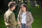 Adam (Philip Birnstiel l.) bittet Olivia (Soraya Bouabsa r.), Werner die Schachfigur zu geben, ohne seinen Namen zu nennen. Adam (Philip Birnstiel l.) bittet Olivia (Soraya Bouabsa r.), Werner die Schachfigur zu geben, ohne seinen Namen zu nennen.