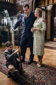 Walter Böcker (Hans-Jochen Wagner) und Ruth Bo?cker (Anna Maria Mühe) mit Winne (Leander Flores Müller) und seinem neuen Gewehr. Walter Böcker (Hans-Jochen Wagner) und Ruth Bo?cker (Anna Maria Mühe) mit Winne (Leander Flores Müller) und seinem neuen Gewehr.