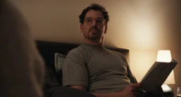 Tobias (Felix Kramer) und Julia unterhalten sich &uuml;ber ihre Beziehung.