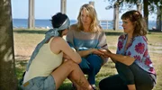 Rosa (Meira Durand, li.) bekommt Hilfe von Nora Kaminski (Tanja Wedhorn, Mitte) und Mandy Petersen (Morgane Ferru, re.).