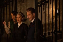 L-R: Tina Fey als Ariadne Oliver, Michelle Yeoh als Joyce Reynolds, und Kenneth Branagh als Hercule Poirot