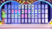 Sonya Kraus (li.) an der legend&auml;ren Buchstaben-Wand