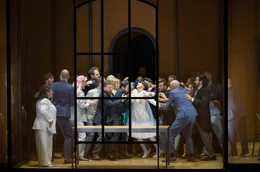In "Iphigenie in Aulis" hat der vision&auml;re deutsche Komponist Christoph Willibald Gluck die allm&auml;hliche Entmenschlichung der Protagonistin (Corinne Winters, Mi.) vertont.