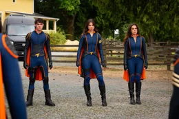 L-R: Diego Velazquez als Billy, Kira Kosarin als Phoebe und Rosa Blasi als Barb.