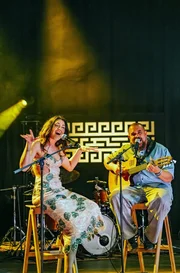 Die Sängerin Queralt Lahoz verbindet in ihrem Auftritt Flamenco mit Hip-Hop, Bolero und Dancehall, wodurch ein moderner, urbaner Mittelmeer-Sound aus Spanien entsteht. Die Sängerin Queralt Lahoz verbindet in ihrem Auftritt Flamenco mit Hip-Hop, Bolero und Dancehall, wodurch ein moderner, urbaner Mittelmeer-Sound aus Spanien entsteht.