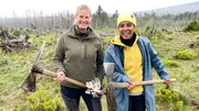 Mit Nationalpark-Rangerin Mette (links) pflanzt Pia neue Buchen. (Mette Daudert). Mit Nationalpark-Rangerin Mette (links) pflanzt Pia neue Buchen. (Mette Daudert).