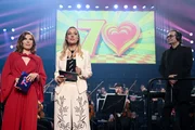Teresa Vogl und Lilian Klebow. Das ORF Radio-Symphonieorchester mit Dirigent Christian Kolonovits. Teresa Vogl und Lilian Klebow. Das ORF Radio-Symphonieorchester mit Dirigent Christian Kolonovits.