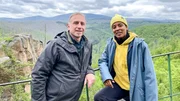 Ole (links) leitet im Harz ein Luchsprojekt. Pia macht sich mit ihm auf die Suche nach den scheuen Raubkatzen. (Ole Anders). Ole (links) leitet im Harz ein Luchsprojekt. Pia macht sich mit ihm auf die Suche nach den scheuen Raubkatzen. (Ole Anders).