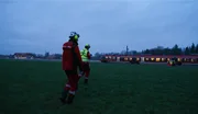 Einsatz in der Dämmerung: Zwei Notärzte gehen auf einen stehenden Zug zu, nachdem eine Person erfasst worden sein soll. Einsatz in der Dämmerung: Zwei Notärzte gehen auf einen stehenden Zug zu, nachdem eine Person erfasst worden sein soll.
