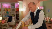 Gerd (Ulrich Gebauer) will f&uuml;r Jess einspringen und im Buchladen aushelfen. Doch dann erh&auml;lt er eine Nachricht und verl&auml;sst seinen Posten...