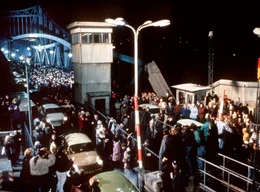 9. November 1989: Die Mauer ist auf, und Tausende begegnen sich auf der Bornholmer Br&uuml;cke in Berlin - so auch das Liebespaar dieses Films &uuml;ber die Jahre der Mauer.