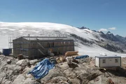Es hätte nicht viel gefehlt und die Mutthornhütte wäre als erste SAC-Hütte von der Landkarte verschwunden. Doch nun wird sie 900 Meter entfernt auf sicherem Grund durch einen Neubau ersetzt. Es hätte nicht viel gefehlt und die Mutthornhütte wäre als erste SAC-Hütte von der Landkarte verschwunden. Doch nun wird sie 900 Meter entfernt auf sicherem Grund durch einen Neubau ersetzt.