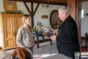 Oberstaatsanwalt Bernd Reuther (Rainer Hunold) befragt Nora Monning (Paula Kroh) zur Familie und dem Weingut der Monnings. Oberstaatsanwalt Bernd Reuther (Rainer Hunold) befragt Nora Monning (Paula Kroh) zur Familie und dem Weingut der Monnings.