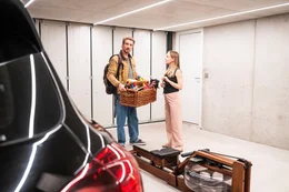 Georg Sommer (Jan Krauter) hat einen Korb Spielzeuge bei Jule (Friederike Kempter) abgeholt. Nun stehen die beiden in der Garage und quatschen.