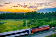 Die Nordlandsbahn startet im Mittsommer-Nachtlicht in Trondheim. Die Nordlandsbahn startet im Mittsommer-Nachtlicht in Trondheim.