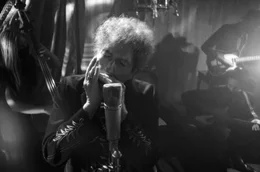 Mit "Bob Dylan: Shadow Kingdom" legt die Filmemacherin Alma Har'el ein einf&uuml;hlsames Portr&auml;t der Musikerlegende vor. Bob Dylan und seine Band interpretieren neu gestaltete Fassungen von Songs aus Dylans fr&uuml;her Schaffensphase.
