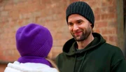 Simon (Thore Lüthje) hat Ja gesagt, aber in seinem Inneren tobt ein stiller Kampf. Kann er Valerie (Maike Johanna Reuter) wirklich eine Hochzeit zumuten, solange seine Krankheit sein Leben bestimmt? Simon (Thore Lüthje) hat Ja gesagt, aber in seinem Inneren tobt ein stiller Kampf. Kann er Valerie (Maike Johanna Reuter) wirklich eine Hochzeit zumuten, solange seine Krankheit sein Leben bestimmt?