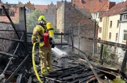 L&ouml;scharbeiten Terrassenbrand in Hannovers Nordstadt