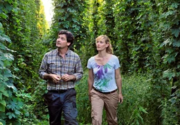 Seit gemeinsamen Zeiten im Sandkasten ist Leni (Anna Schudt) in Karl Singhammer (Fritz Karl) verliebt.