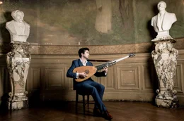 Die Laute galt lange als eher leises Begleitinstrument der Renaissance und des Barock. Lautenist Thomas Dunford hat ma&szlig;geblich dazu beigetragen, sie wieder als virtuoses Soloinstrument ins Rampenlicht zu r&uuml;cken.
